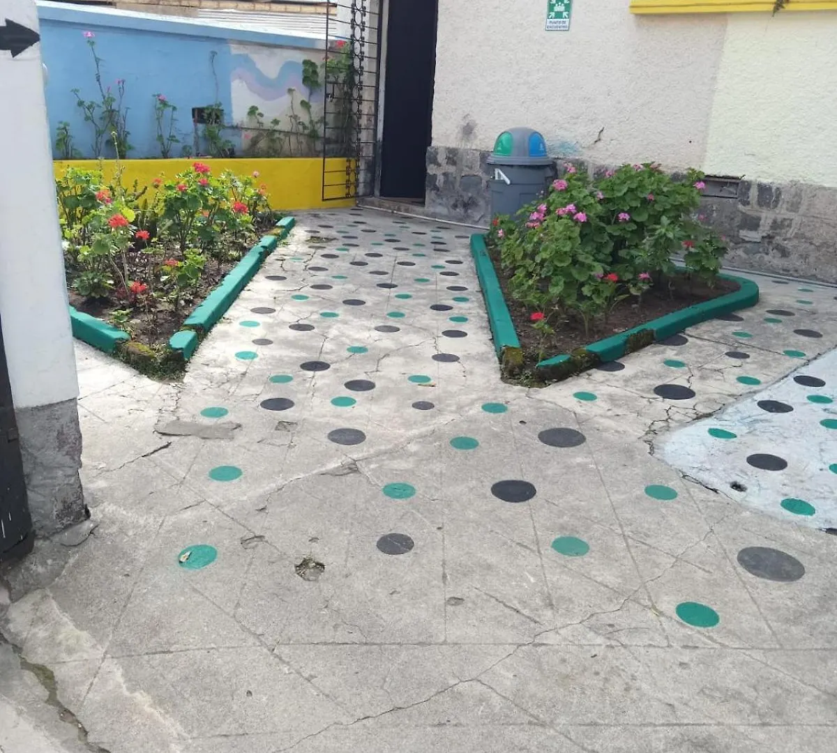 Friendly House & Hostel 2 Quito Bed & Breakfast